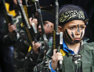 Οι λιλιπούτειοι εκτελεστές του ISIS περιγράφουν τις αποτρόπαιες πρακτικές της τρομοκρατικής οργάνωσης (βίντεο)